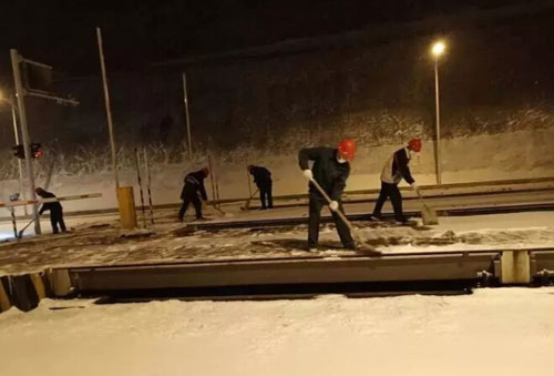 大雪之后各地除雪帮助了运输道路地磅正常运行